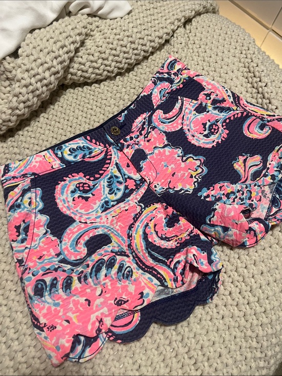 Lilly Pulitzer Pants - 💙💕Lilly Pulitzer Navy Blue and Hot Pink Paisley Scalloped Hem Shorts , size 2